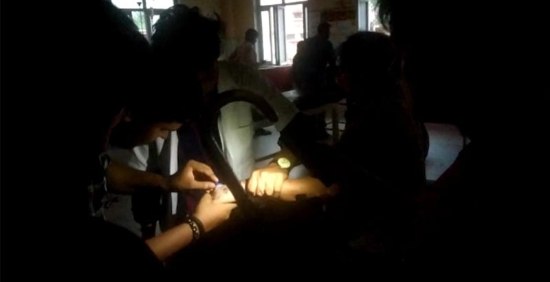 വൈദ്യുതിയില്ല ; യുപിയിലെ ആശുപത്രിയിൽ നാലുസ്ത്രീകൾക്ക് മൊബൈൽ ടോർച്ചിന്റെ വെളിച്ചത്തിൽ പ്രസവം