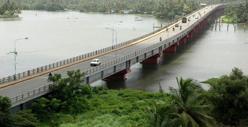 പരിശീലനത്തിനിടെ കൊച്ചി കായലില്‍ ചാടിയ നാവിക ഉദ്യോഗസ്ഥനെ കാണാതായി