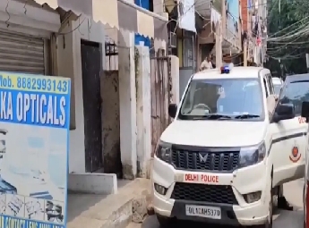 ഡല്‍ഹിയില്‍ മൂന്നു പേരെ താമസ സ്ഥലത്ത് മരിച്ച നിലയില്‍ കണ്ടെത്തി; ഒരാള്‍ ഗുരുതരാവസ്ഥയില്‍