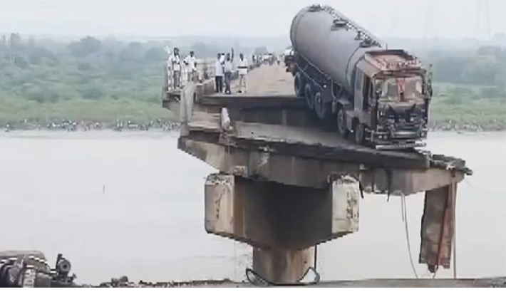 ഗുജറാത്തില് പാലം തകര്ന്നുണ്ടായ അപകടത്തില് 3 മരണം ഗുജറാത്തില് പാലം തകര്ന്നുണ്ടായ അപകടത്തില് 3 മരണം