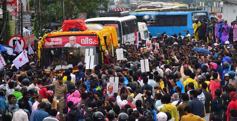 പതിനെട്ടുമണിക്കൂര് നീണ്ട വിലാപയാത്ര; വിഎസിന്റെ ഭൗതിക ശരീരം ആലപ്പുഴയിലെ വീട്ടിലെത്തിച്ചു; സംസ്കാരം വൈകിട്ട് വലിയചുടുകാട്ടില്