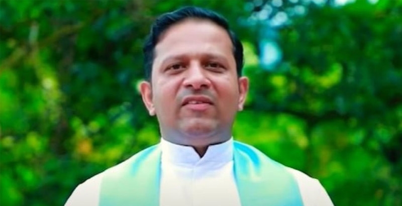 പീഡന കേസില് ഒളിവില് കഴിഞ്ഞിരുന്ന പ്രതി ഫാ. പോള് തട്ടുംപറമ്പില് കാസര്ഗോഡ് കോടതിയില് കീഴടങ്ങി