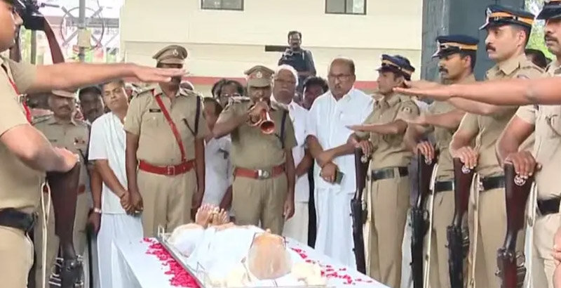 വാക്കുകള് ബാക്കിയായി; മഹാഗുരുവിന് വിടചൊല്ലി കേരളം
