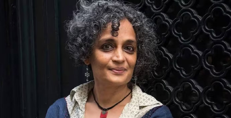 തീവ്രവാദ ആരോപണം; അരുന്ധതി റോയി ഉള്‍പ്പെടെ പ്രമുഖ എഴുത്തുകാരുടെ 25 പുസ്തകങ്ങള്‍ നിരോധിച്ച് ജമ്മു കശ്മീര്‍ ഭരണകൂടം