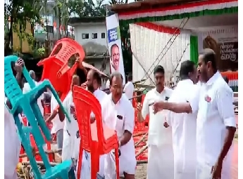 മൂവാറ്റുപുഴയില്‍ കെപിസിസിയുടെ വിശ്വാസ സംരക്ഷണ ജാഥയുടെ ഉദ്ഘാടനം പന്തല്‍ തകര്‍ന്നുവീണു