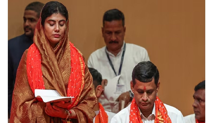 അഴിച്ചുപണിത ഗുജറാത്ത് മന്ത്രിസഭയില് ക്രിക്കറ്റ് താരം രവീന്ദ്ര ജഡേജയുടെ ഭാര്യ റിവാബ അടക്കം 26 പേര് അഴിച്ചുപണിത ഗുജറാത്ത് മന്ത്രിസഭയില് ക്രിക്കറ്റ് താരം രവീന്ദ്ര ജഡേജയുടെ ഭാര്യ റിവാബ അടക്കം 26 പേര്