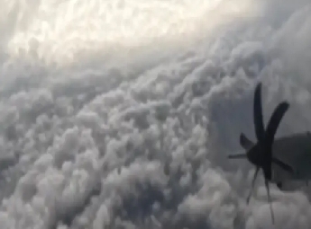 മലിസ ചുഴലിക്കാറ്റിന്റെ വിസ്മയ ദൃശ്യങ്ങള് പകര്ത്തി ഹറിക്കെയിന് ഹണ്ടേഴ്സ മലിസ ചുഴലിക്കാറ്റിന്റെ വിസ്മയ ദൃശ്യങ്ങള് പകര്ത്തി ഹറിക്കെയിന് ഹണ്ടേഴ്സ