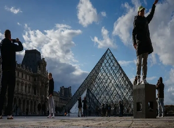ലൂവ്രെ മ്യൂസിയം കവര്‍ച്ച: പ്രധാന പ്രതി ഉള്‍പ്പെടെ അഞ്ചുപേര്‍ കൂടി അറസ്റ്റില്‍; മോഷ്ടിച്ച ആഭരണങ്ങള്‍ കണ്ടെത്തിയില്ല