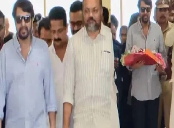 എട്ടു മാസത്തിന് ശേഷം മമ്മൂട്ടി കേരളത്തില് തിരിച്ചെത്തി എട്ടു മാസത്തിന് ശേഷം മമ്മൂട്ടി കേരളത്തില് തിരിച്ചെത്തി