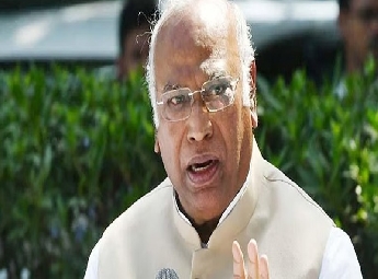 ആര് എസ് എസ് ചരിത്രത്തെ വളച്ചൊടിക്കുന്നു; നിരോധിക്കണം; ഖര്ഗെ ആര് എസ് എസ് ചരിത്രത്തെ വളച്ചൊടിക്കുന്നു; നിരോധിക്കണം; ഖര്ഗെ