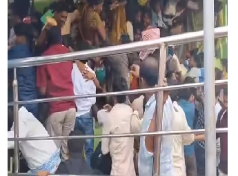 ആന്ധ്രയില് ക്ഷേത്രോത്സവത്തിനിടെ തിക്കിലും തിരക്കിലും പെട്ട് 10 പേര് മരിച...