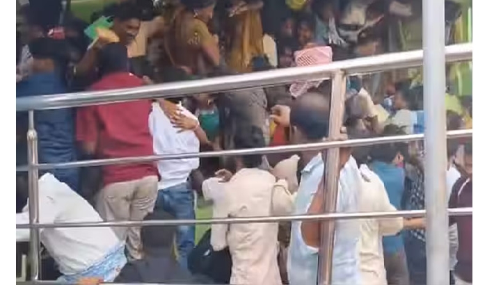 ആന്ധ്രയില് ക്ഷേത്രോത്സവത്തിനിടെ തിക്കിലും തിരക്കിലും പെട്ട് 10 പേര് മരിച്ചു, നിരവധിപ്പേര്ക്ക് പരിക്ക് ആന്ധ്രയില് ക്ഷേത്രോത്സവത്തിനിടെ തിക്കിലും തിരക്കിലും പെട്ട് 10 പേര് മരിച്ചു, നിരവധിപ്പേര്ക്ക് പരിക്ക്