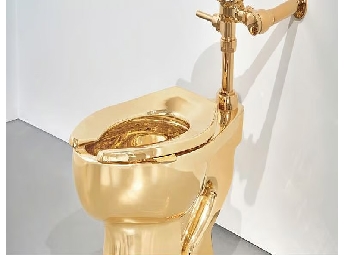 ആഡംബരത്തിന്റെ അവസാനവാക്ക്; സ്വര്‍ണ ടോയ്‌ലറ്റ് ലേലത്തിന് വെച്ച് ന്യൂയോര്‍ക്കിലെ സോത്ത്ബീസ്