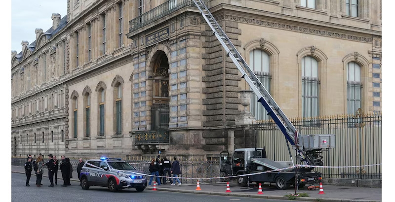 ലൂവ്രെ മ്യൂസിയം കവര്ച്ച: പ്രധാന പ്രതികളെന്ന് കരുതുന്ന യുവതിയും യുവാവും പിടിയില്; മൂന്നുപേരെ വിട്ടയച്ചു