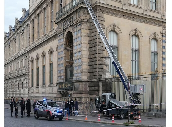 ലൂവ്രെ മ്യൂസിയം കവര്‍ച്ച: പ്രധാന പ്രതികളെന്ന് കരുതുന്ന യുവതിയും യുവാവും പിടിയില്‍; മൂന്നുപേരെ വിട്ടയച്ചു