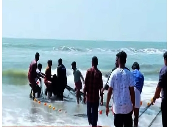 കണ്ണൂര്‍ പയ്യാമ്പലത്ത് മൂന്നു മെഡിക്കല്‍ വിദ്യാര്‍ത്ഥികള്‍ കടലില്‍ മുങ്ങി മ...