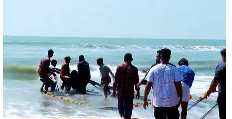 കണ്ണൂര്‍ പയ്യാമ്പലത്ത് മൂന്നു മെഡിക്കല്‍ വിദ്യാര്‍ത്ഥികള്‍ കടലില്‍ മുങ്ങി മരിച്ചു