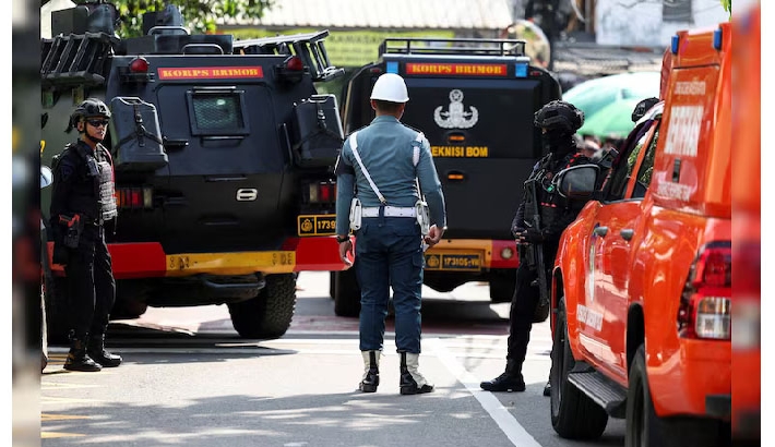 ജക്കാര്ത്തയിലെ സ്കൂളിനുസമീപത്തെ പള്ളിയില് സ്ഫോടനം; 54 പേര്ക്ക് പരിക്ക് ജക്കാര്ത്തയിലെ സ്കൂളിനുസമീപത്തെ പള്ളിയില് സ്ഫോടനം; 54 പേര്ക്ക് പരിക്ക്