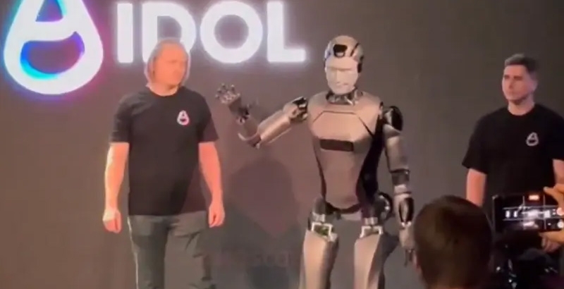 റഷ്യയുടെ ആദ്യ എഐ റോബോട്ട് വേദിയില്‍ തെന്നിവീണു; എഐയും റോബോട്ടിക്‌സും മസ്‌ക്...