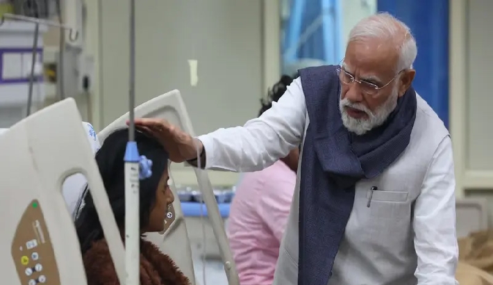 ചെങ്കോട്ട സ്ഫോടനത്തില് പരിക്കേറ്റവരെ കാണാന് പ്രധാനമന്ത്രി മോഡി എല്.എന്.ജെ.പി. ആശുപത്രിയിലെത്തി ചെങ്കോട്ട സ്ഫോടനത്തില് പരിക്കേറ്റവരെ കാണാന് പ്രധാനമന്ത്രി മോഡി എല്.എന്.ജെ.പി. ആശുപത്രിയിലെത്തി