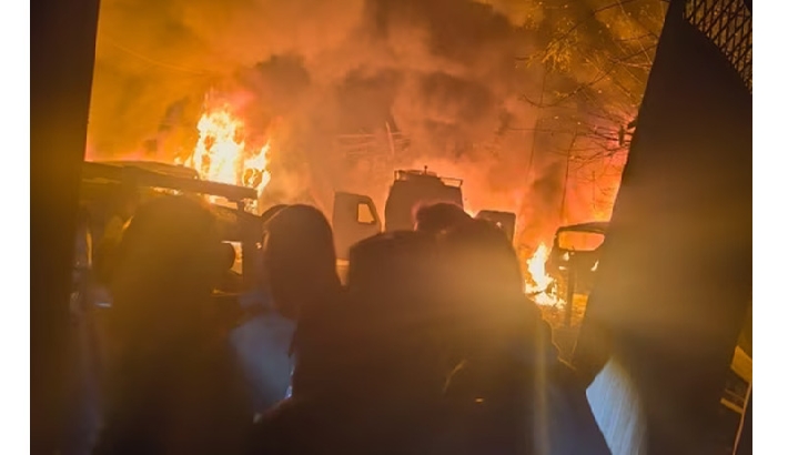 നൗഗാം പൊലീസ് സ്റ്റേഷനില് സ്ഫോടനം: ഒന്പത് പേര് മരിച്ചു, നിരവധി പേര്ക്ക് പരിക്ക് നൗഗാം പൊലീസ് സ്റ്റേഷനില് സ്ഫോടനം: ഒന്പത് പേര് മരിച്ചു, നിരവധി പേര്ക്ക് പരിക്ക്