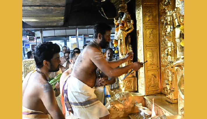 വൃശ്ചികപ്പുലരിയില് ശബരിമലയില് ഭക്തര്ക്ക് ദര്ശന പുണ്യം വൃശ്ചികപ്പുലരിയില് ശബരിമലയില് ഭക്തര്ക്ക് ദര്ശന പുണ്യം