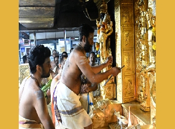 വൃശ്ചികപ്പുലരിയില്‍ ശബരിമലയില്‍ ഭക്തര്‍ക്ക് ദര്‍ശന പുണ്യം