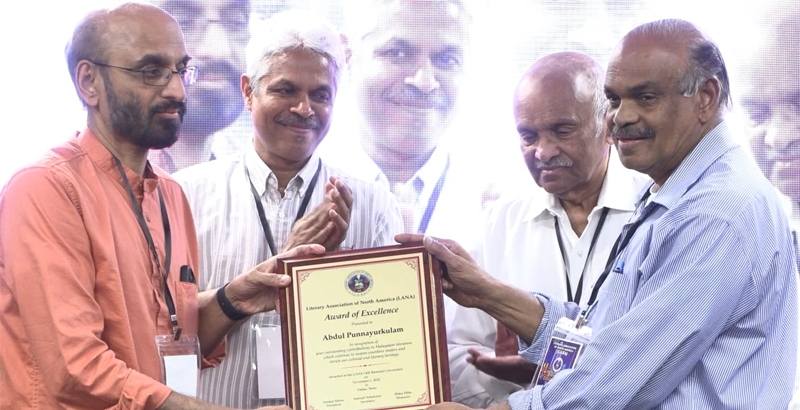 സഞ്ചരിക്കുന്ന ലൈബ്രറി; അബ്ദുള്‍ പുന്നയൂര്‍ക്കുളത്തിനു ലാനയുടെ ആദരം