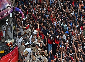 ആള്‍ക്കൂട്ട ദുരന്തത്തിന്റെ ഉത്തരവാദിത്വം ആര്‍ സി ബിക്കെന്ന് പൊലീസ്