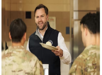 'ടര്‍ക്കിക്കു രുചിയില്ല ചിക്കനാണ് രാജാവ്  ' ; ജെഡി വാന്‍സിന്റെ തമാശകേട്ട് സൈനികരുടെ കൂട്ടച്ചിരി