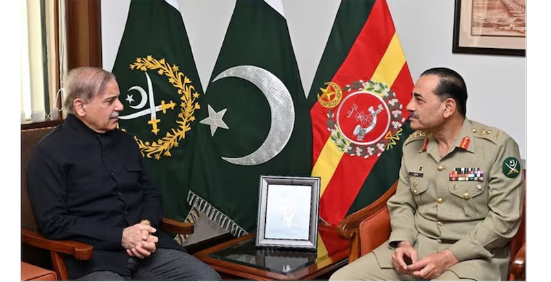 അസിം മുനീറിന്റെ പുതുക്കിയ നിയമനത്തില്‍ ഒപ്പുവയ്ക്കാതെ പ്രധാനമന്ത്രി നാടുവിട്ടു; സൈനിക മേധാവിയില്ലാതെ പാക്കിസ്ഥാന്‍