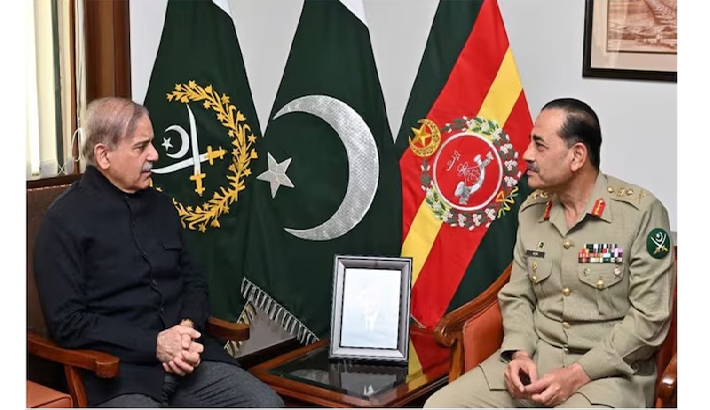 അസിം മുനീറിന്റെ പുതുക്കിയ നിയമനത്തില് ഒപ്പുവയ്ക്കാതെ പ്രധാനമന്ത്രി നാടുവിട്ടു; സൈനിക മേധാവിയില്ലാതെ പാക്കിസ്ഥാന് അസിം മുനീറിന്റെ പുതുക്കിയ നിയമനത്തില് ഒപ്പുവയ്ക്കാതെ പ്രധാനമന്ത്രി നാടുവിട്ടു; സൈനിക മേധാവിയില്ലാതെ പാക്കിസ്ഥാന്