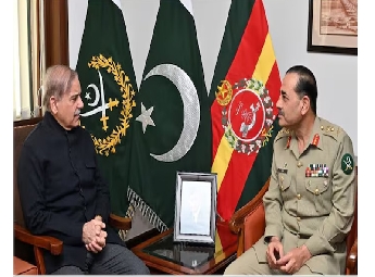 അസിം മുനീറിന്റെ പുതുക്കിയ നിയമനത്തില്‍ ഒപ്പുവയ്ക്കാതെ പ്രധാനമന്ത്രി നാടുവിട്ടു; സൈനിക മേധാവിയില്ലാതെ പാക്കിസ്ഥാന്‍