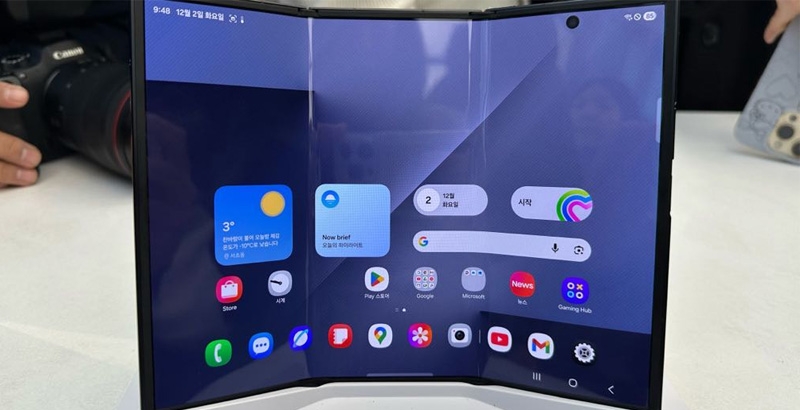 ആപ്പിളിനെ വെല്ലുവിളിച്ച് സാംസങ്: രണ്ടു മടക്കുള്ള 'ടൈേ്രഫാള്‍ഡ്' സ്മാര്‍ട്ട്‌ഫോണ്‍ വിപണിയില്‍