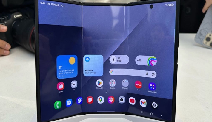 ആപ്പിളിനെ വെല്ലുവിളിച്ച് സാംസങ്: രണ്ടു മടക്കുള്ള 'ടൈേ്രഫാള്‍ഡ്' സ്മാര്‍ട്ട്‌ഫോണ്‍ വിപണിയില്‍