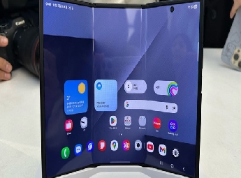 ആപ്പിളിനെ വെല്ലുവിളിച്ച് സാംസങ്: രണ്ടു മടക്കുള്ള  ട്രൈഫോള്‍ഡ്‌' സ്മാര്‍ട്ട്‌ഫോണ്‍ വിപണിയില്‍