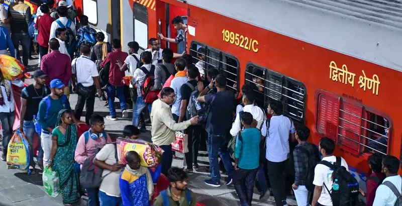 വിമാന റദ്ദാക്കല്‍: യാത്രക്കാര്‍ക്ക് കൈത്താങ്ങായി ഇന്ത്യന്‍ റെയില്‍വേ; 37 ട്രെയിനുകളില്‍ 166 അധിക കോച്ചുകള്‍