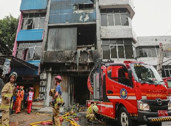 ഇന്തോനേഷ്യയിലെ ഓഫീസ് കെട്ടിടത്തില്‍ വന്‍ തീപിടിത്തം; 20 മരണം, നിരവധി പേര്‍ കുടുങ്ങി