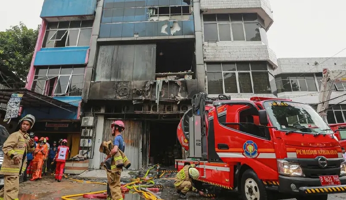 ഇന്തോനേഷ്യയിലെ ഓഫീസ് കെട്ടിടത്തില് വന് തീപിടിത്തം; 20 മരണം, നിരവധി പേര് കുടുങ്ങി ഇന്തോനേഷ്യയിലെ ഓഫീസ് കെട്ടിടത്തില് വന് തീപിടിത്തം; 20 മരണം, നിരവധി പേര് കുടുങ്ങി