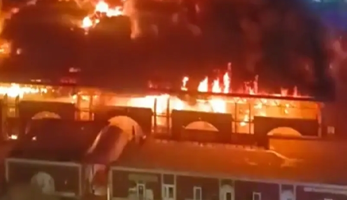 സെന്റ് പീറ്റേഴ്സ് ബര്ഗില് വന്തീപിടുത്തം സെന്റ് പീറ്റേഴ്സ് ബര്ഗില് വന്തീപിടുത്തം