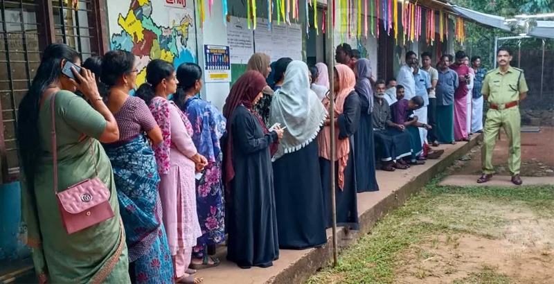 തദ്ദേശ തെരഞ്ഞെടുപ്പ് :  രണ്ടാംഘട്ട വോട്ടെടുപ്പിന് ആവേശകരമായ തുടക്കം