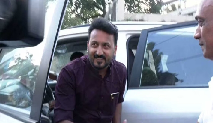 അറസ്റ്റ് ഭയന്ന് 15 ദിവസം മുമ്പ് മുങ്ങിയ രാഹുല് മാങ്കൂട്ടത്തില് എംഎല്എ വോട്ടെടുപ്പുദിനത്തില് പാലക്കാട്ട് പൊങ്ങി അറസ്റ്റ് ഭയന്ന് 15 ദിവസം മുമ്പ് മുങ്ങിയ രാഹുല് മാങ്കൂട്ടത്തില് എംഎല്എ വോട്ടെടുപ്പുദിനത്തില് പാലക്കാട്ട് പൊങ്ങി