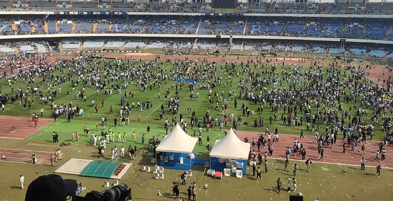 കൊല്‍ക്കത്തയിലെ സാള്‍ട്ട് ലേക്ക് സ്റ്റേഡിയത്തില്‍ മെസ്സി ചെലവഴിച്ചത് 20 മിനുട്ട്; ആരാധകര്‍ അക്രമാസക്തരായി