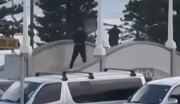 ഹനുക്കാ ആഘോഷത്തിനിടെ ബോണ്ടി ബീച്ചില് വെടിവെപ്പ്; 10 മരണം, രാജ്യം ഞെട്ടല് ഹനുക്കാ ആഘോഷത്തിനിടെ ബോണ്ടി ബീച്ചില് വെടിവെപ്പ്; 10 മരണം, രാജ്യം ഞെട്ടല്