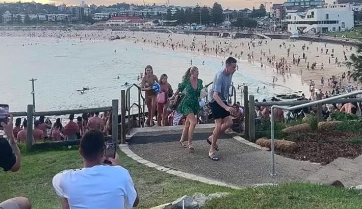 ബോണ്ടി ബീച്ച് ഭീകരാക്രമണം: പാകിസ്ഥാനി മുസ്ലിം യുവാവെന്ന് സംശയം ബോണ്ടി ബീച്ച് ഭീകരാക്രമണം: പാകിസ്ഥാനി മുസ്ലിം യുവാവെന്ന് സംശയം