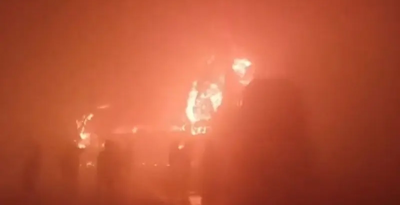 മൂടല്‍മഞ്ഞ് ദുരന്തമായി: ഡല്‍ഹി-ആഗ്ര എക്‌സ്പ്രസ്‌വെയില്‍ വാഹനങ്ങള്‍ കൂട്ടിയിടിച്ച് തീപിടിച്ചു; നാലുപേര്‍ മരിച്ചു