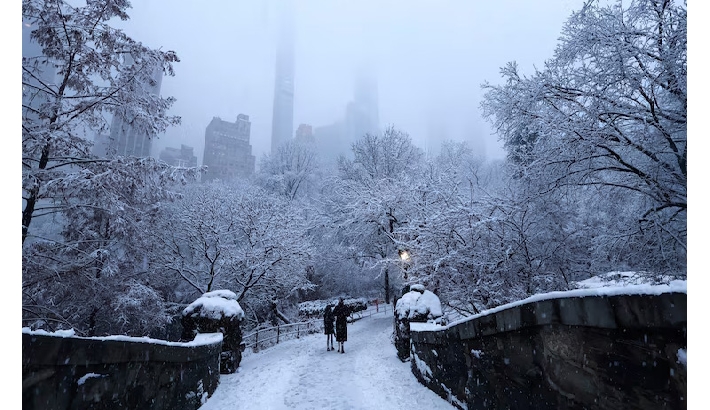 വന്‍ മഞ്ഞുപെയ്ത്ത്; ന്യൂയോര്‍ക്കിലും ന്യൂജഴ്‌സിയിലും അടിയന്തരാവസ്ഥ; 1500 ഓളം വിമാന സര്‍വീസുകള്‍ റദ്ദാക്കി