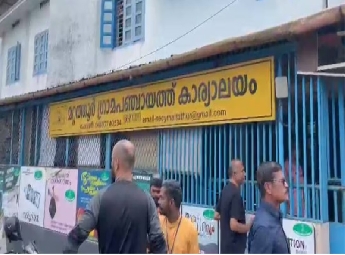 കോണ്‍ഗ്രസ് അംഗങ്ങളുടെ രാജിയും ബിജെപി പിന്തുണയും;മറ്റത്തൂര്‍ പഞ്ചായത്തില്‍ ര...