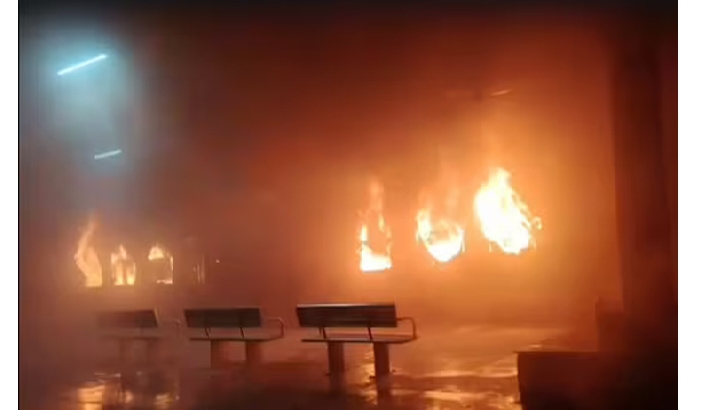 താതാനഗര്‍-എറണാകുളം എക്‌സ്പ്രസിലെ രണ്ട് എസി കോച്ചുകള്‍ക്ക് തീപിടിത്തം; 70 കാരന്‍ മരിച്ചു