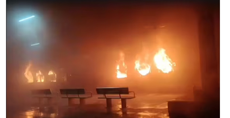 താതാനഗര്‍-എറണാകുളം എക്‌സ്പ്രസിലെ രണ്ട് എസി കോച്ചുകള്‍ക്ക് തീപിടിത്തം; 70 കാരന്‍ മരിച്ചു